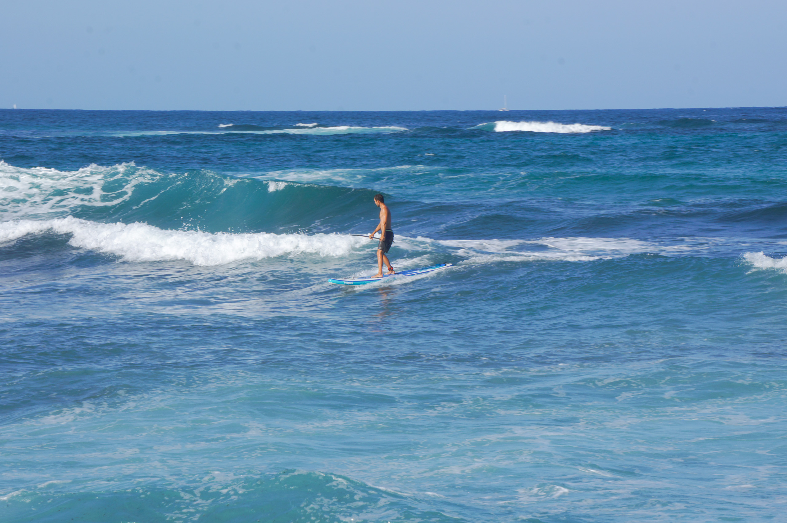 Surfování s nafukovacím paddleboardem na Korsice