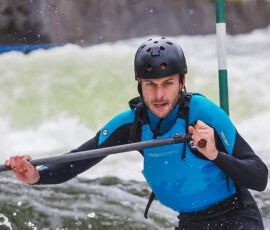 Hiko Swift vesta a SR helma při paddleboardingu
