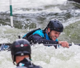 Adam Bořil. Samozáchrana vodáka na divoké vodě. Využití plováku