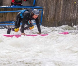 Paddleboardista se zvedá po pádu na paddleboard