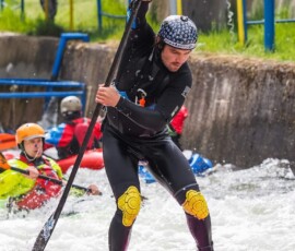 Honza Rott splouvá na paddleboardu umělý kanál Trnávka
