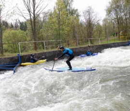 Paddleboarding na divoké vodě