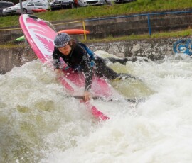 Pád z paddleboardu na divoké vodě. Růžový Tambo paddleboard